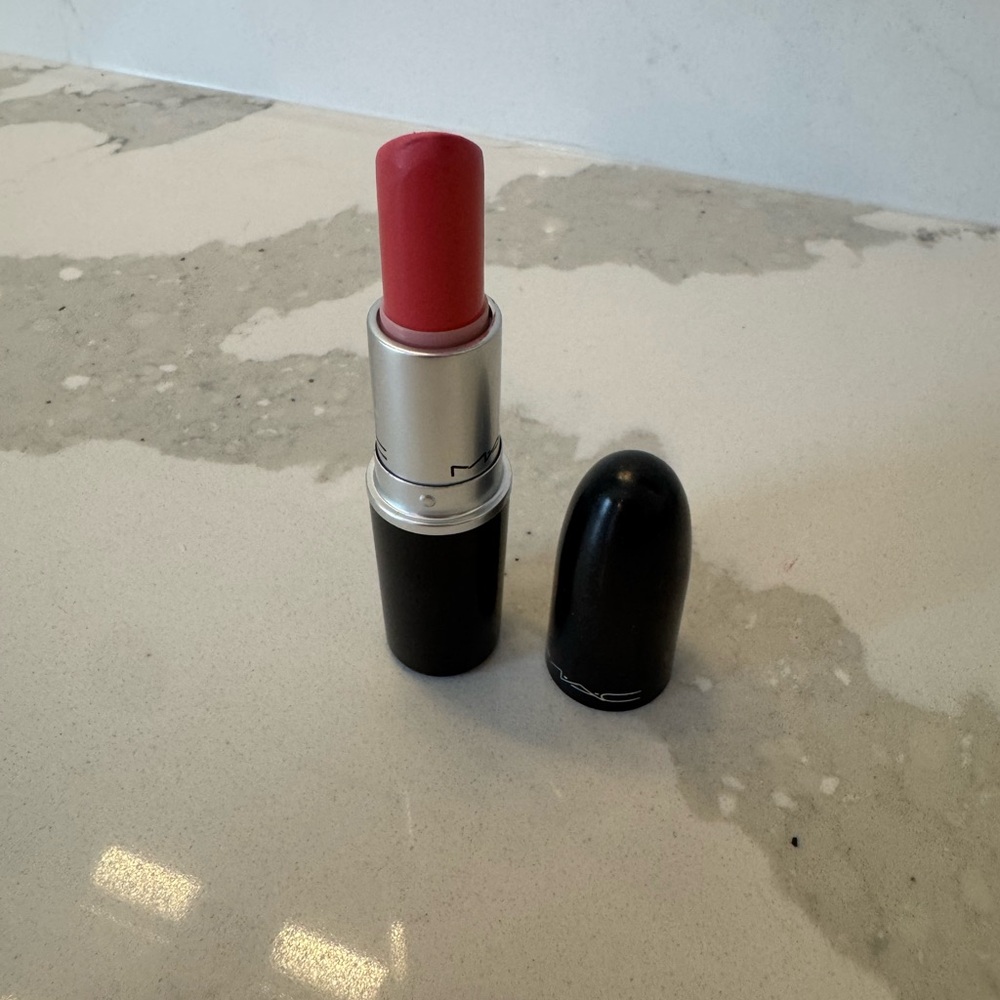 MAC Ruby Woo Retro Matte Full-size Lipstick - Picture 4 of 6
